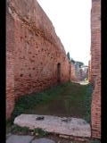 01480 ostia - regio ii - insula vi - casa dell'ercole bambino (ii,vi,3-4) - via della fontana - durchgang - nordende - zur via della corporazzioni - ri westen - 01-2024.jpg